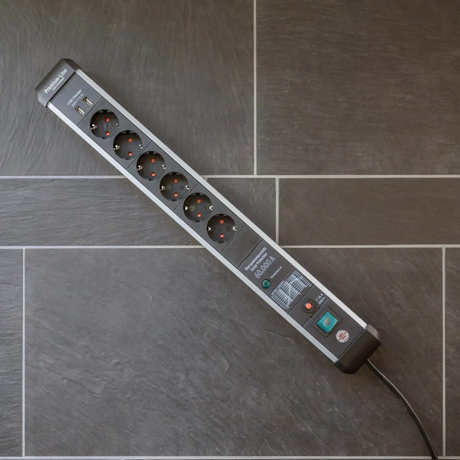 Brennenstuhl Premium-Protect-Line 60.000A Überspannungsschutz-Steckdosenleiste mit USB-Ladefunktion 6-fach 3 m H05VV-F 3G1,5 - 1391010610