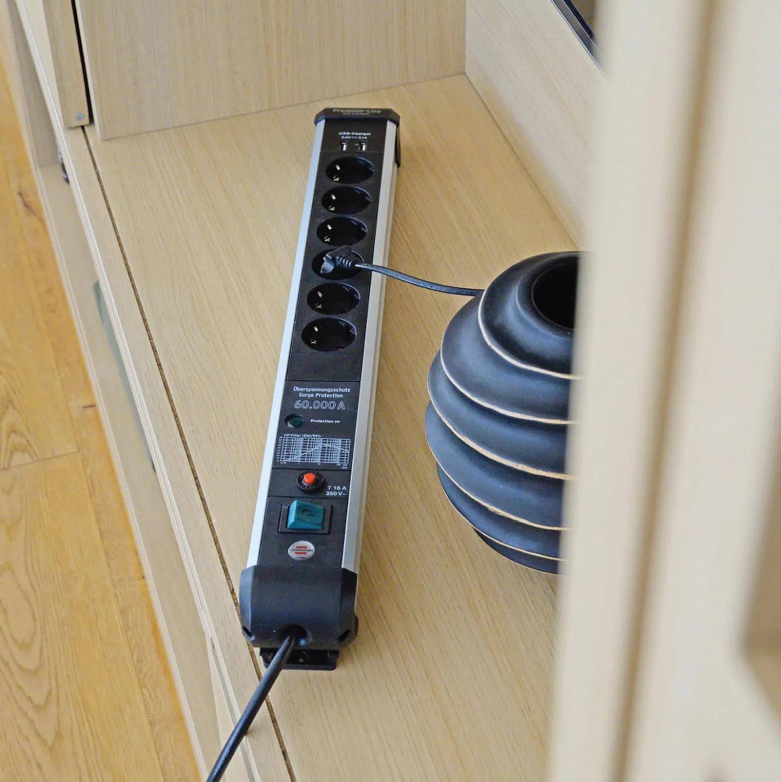 Brennenstuhl Premium-Protect-Line 60.000A Überspannungsschutz-Steckdosenleiste mit USB-Ladefunktion 6-fach 3 m H05VV-F 3G1,5 - 1391010610