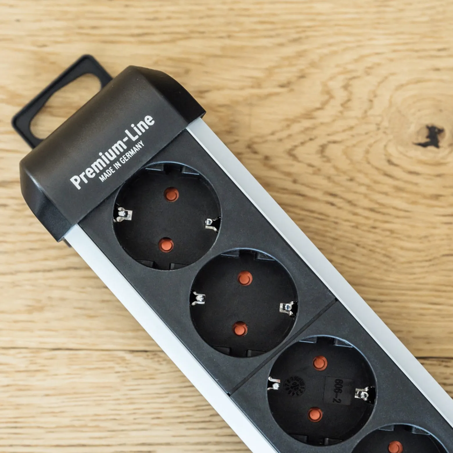 Brennenstuhl Premium-Protect-Line 60.000A Überspannungsschutz-Steckdosenleiste mit USB-Ladefunktion 6-fach 3 m H05VV-F 3G1,5 - 1391010610