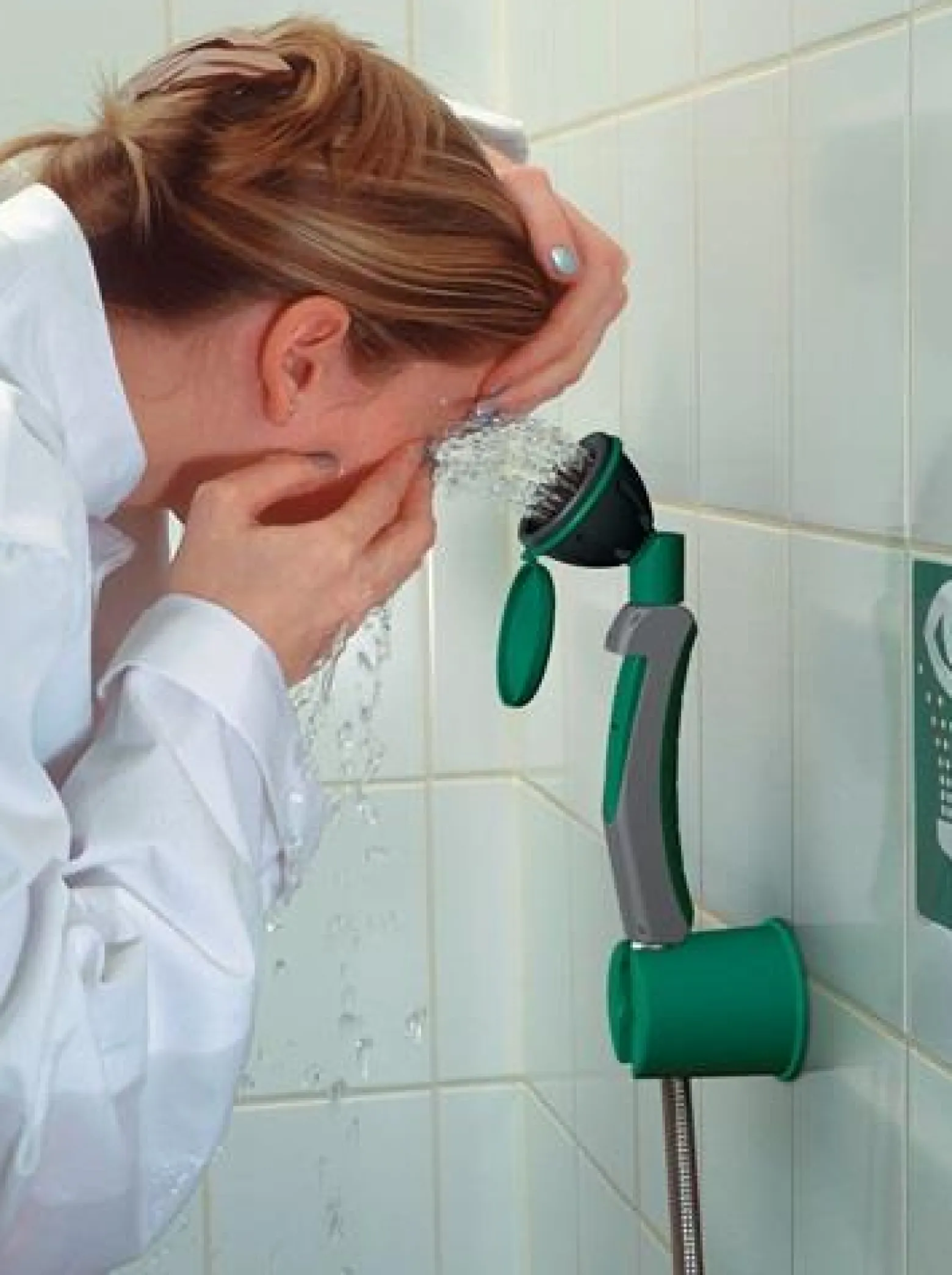 B-SAFETY Augendusche ClassicLine m.einem Brausekopf 45Grad Wand-/Tischmontage 1/2 IG Zoll - BR 713 025