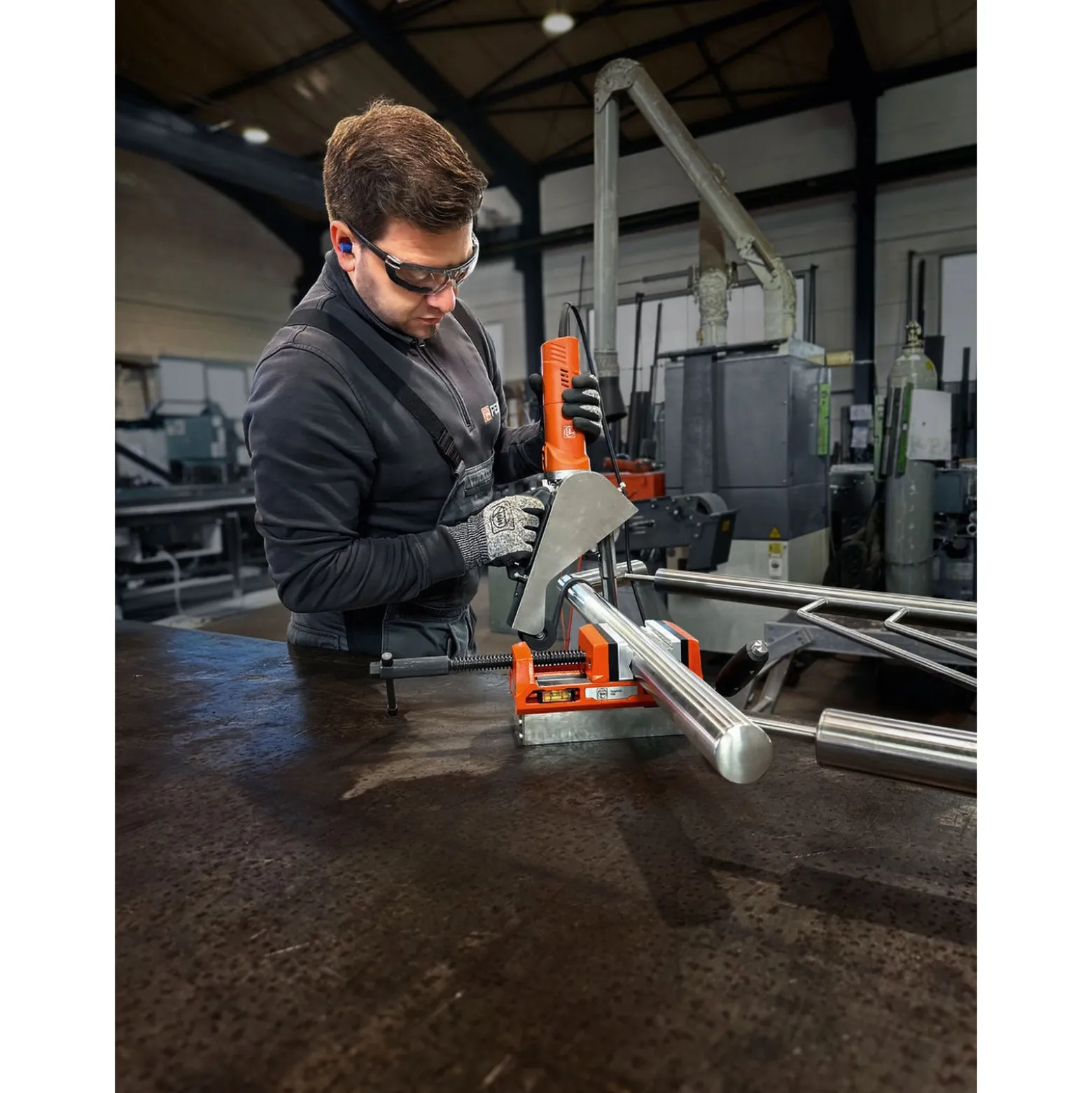 Fein Magnetschraubstock mit Backenbreite von 100 mmFEIN VersaMAG Schraubstock Set inklusive Schutzbacken aus Aluminium - 90701009000
