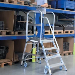 Günzburger Steigtechnik Podesttreppe einseitig begehbar mit Federrolle Aluminium geriffelt 2 Stufen - 050102
