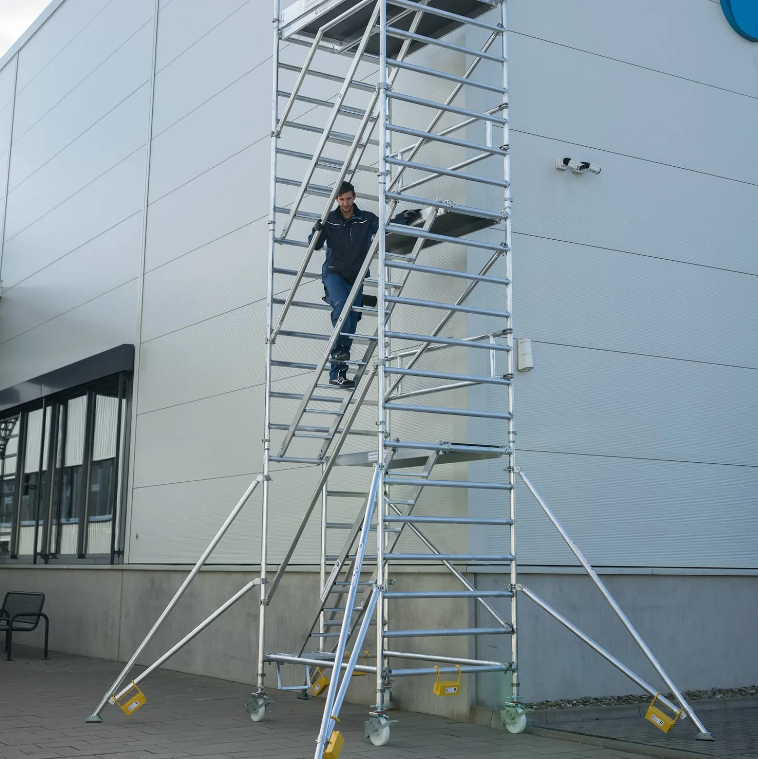 Günzburger Steigtechnik Rollgerüst 1,35 x 3 m mit Schrägaufstiegen & Ausleger Plattformhöhe 2,35 m - 167120