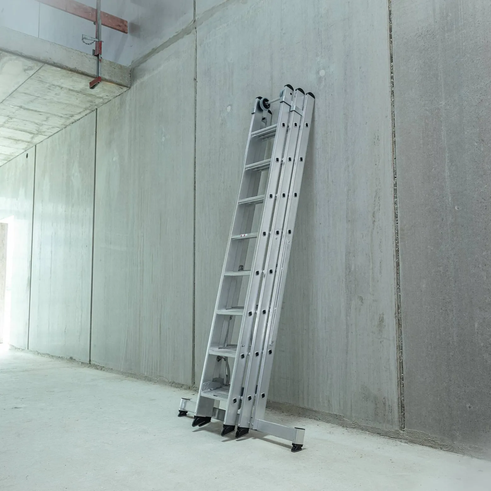 Günzburger Steigtechnik Stufen-Mehrzweckleiter 3tlg. mit nivello-Traverse 3 x 6 Stufen - 033318