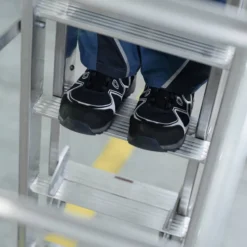 Günzburger Steigtechnik Stufen-Mehrzweckleiter 3tlg. mit nivello-Traverse 3 x 6 Stufen - 033318