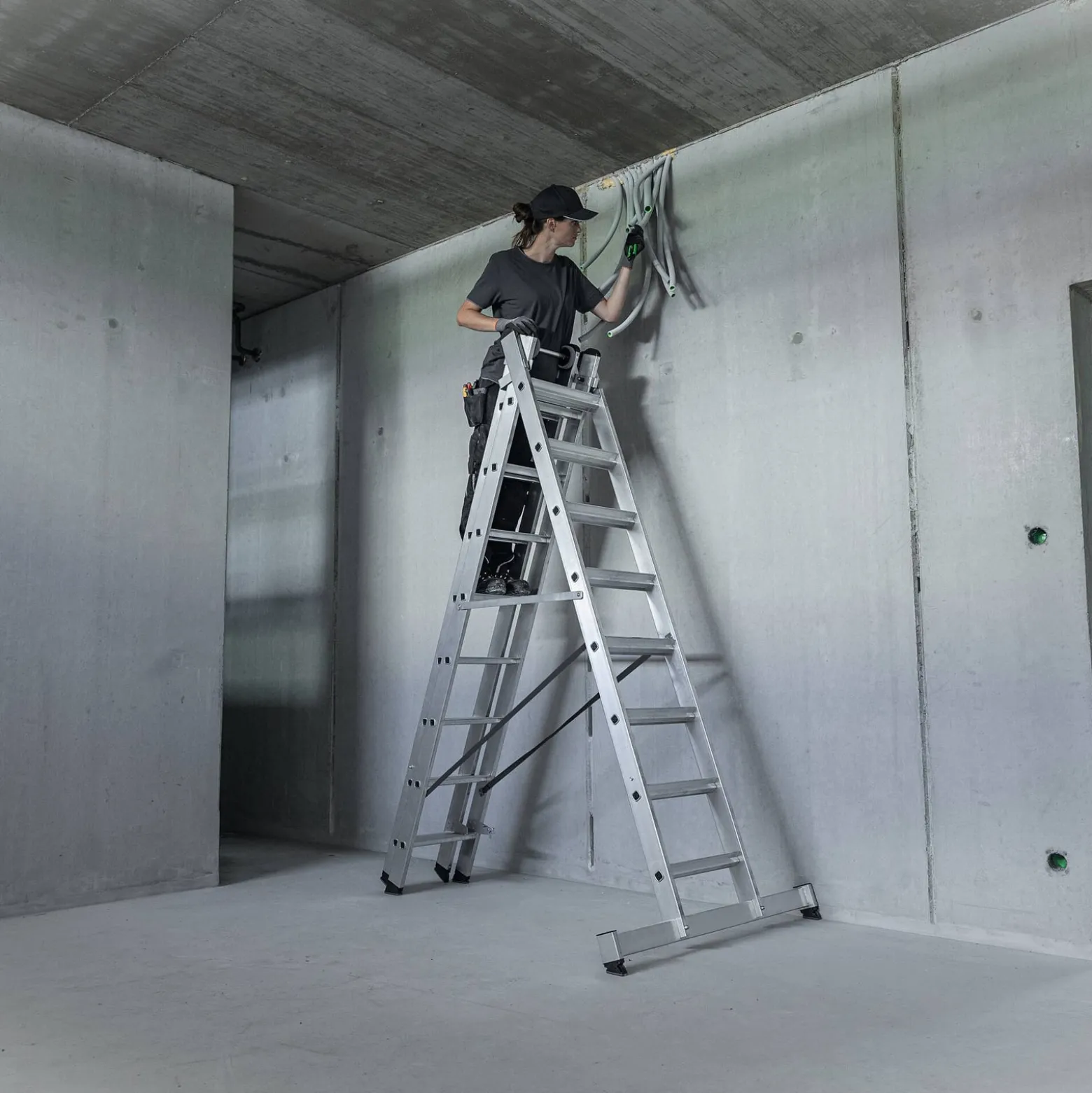 Günzburger Steigtechnik Stufen-Mehrzweckleiter 3tlg. mit nivello-Traverse 3 x 6 Stufen - 033318