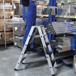 Günzburger Steigtechnik Stufen-Stehleiter 250 kg beidseitig begehbar mit clip-step R13 2 x 3 Stufen - 043803