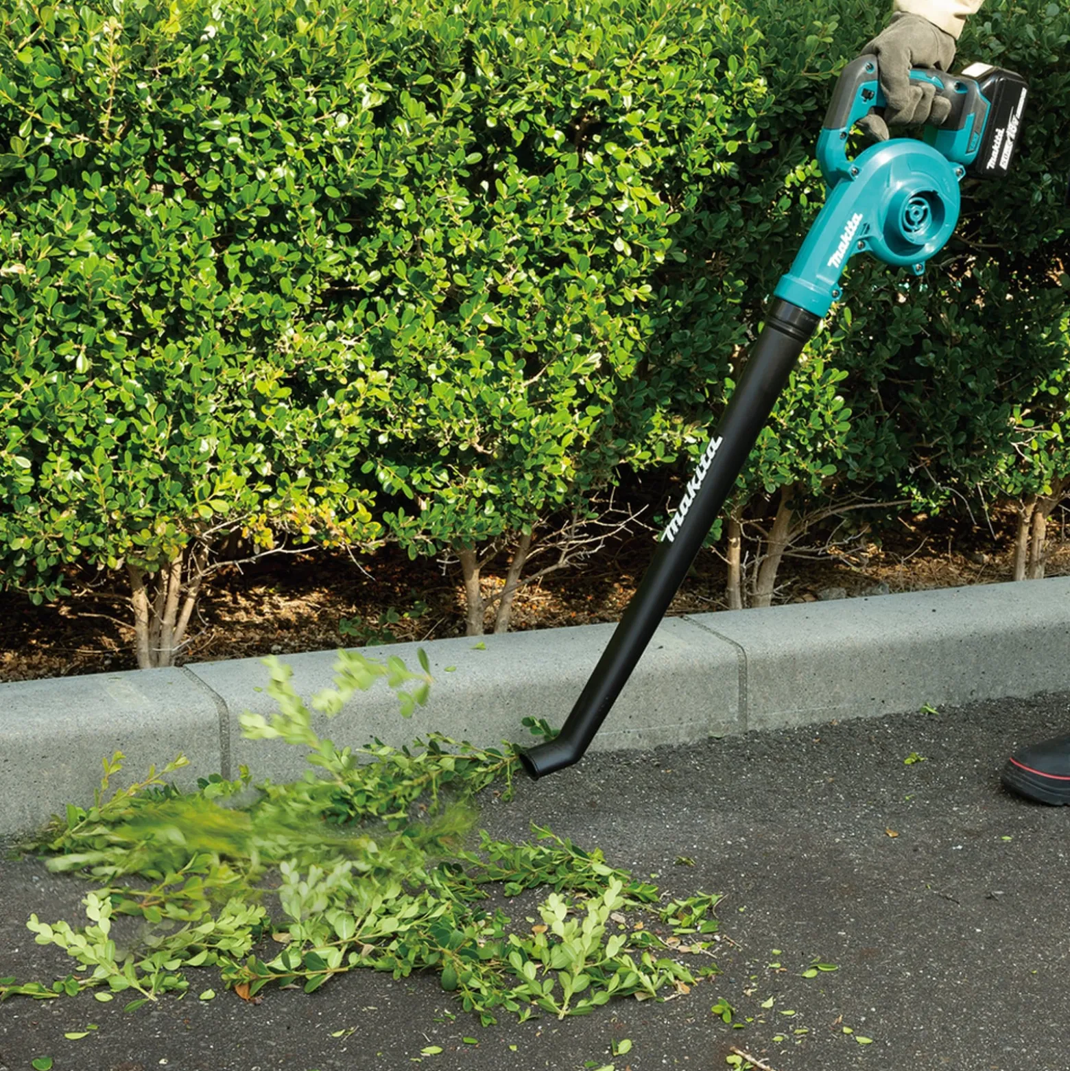 Makita DUB186PTE Akku-Laubbläser 18 V / 2x 5,0 Ah Akku + Doppelladegerät